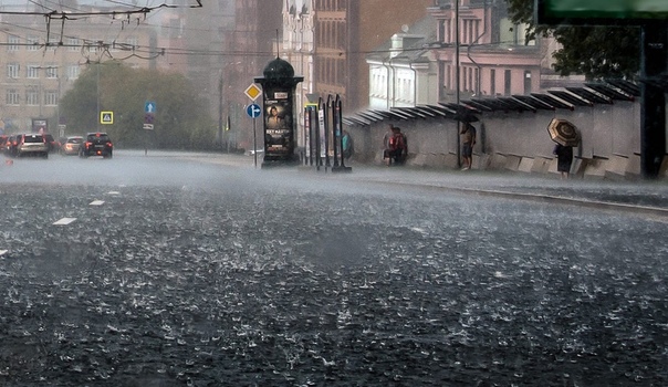 дождь в ленинграде. наводнение в санкт-петербурге 1975. наводнение в москве 1955. советские зонтики. москва в 60-е годы.