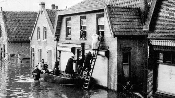 Идеальный шторм в Северном море. Нидерланды, 1 февраля 1953 года. Почти половина территории современных Нидерландов находится ниже уровня моря. Так вышло, потому что голландцы многие века